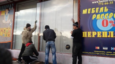 замена стекла,замена витринного стекла в магазине мебель, г. Королев