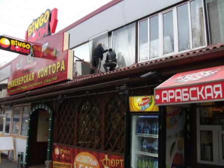 Замена стекла. Замена стекла на высоте. Замена стекла на высоте, с вставкой алюминиевого профиля. Торговый центр. Москва, ул. Обручева, дом 16, корп. 2