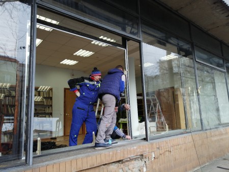 Замена витражных стекол. Библиотека № 87, адрес: г. Москва,  ул. 5-я Соколиной горы,  д. 19, корп. 2; Выезд мастера на замер, демонтаж и монтаж четырех витражных  стекла джамбо,  стекло 6мм,  М-1, транспортные услуги.